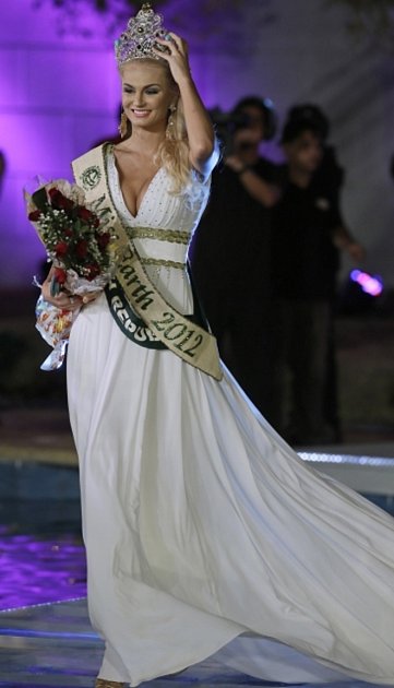 Česká modelka Tereza Fajksová se stala Miss Earth 2012.