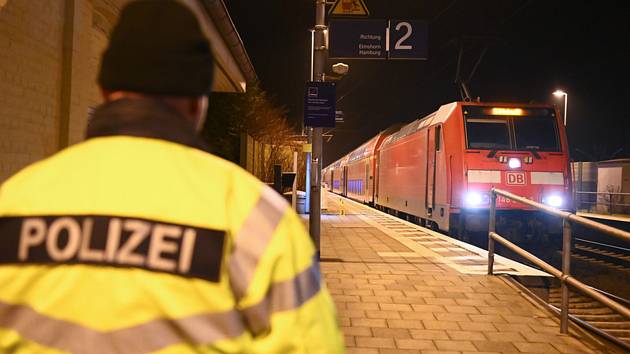 Regionální vlak mezi Kielem a Hamburkem v Brokstedtu na severu Německa, 25. ledna 2023. Ve vlaku zaútočil muž na cestující nožem, jeho oběťmi jsou 16letá dívka a 19letý muž