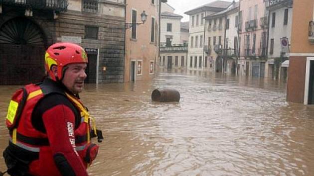 Italský záchranář v zatopené ulici města Vicenza