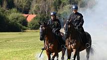 Být policejním jezdcem, zdaleka není jen o tom, že si sednete na koně a jdete se projet.