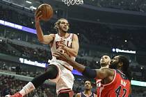 Washington vs. Chicago: Nene Hilario (vpravo) a Joakim Noah