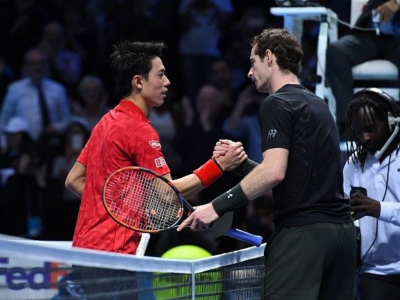 Turnaj mistrů v Londýně. Na snímku Kei Nišikori (vlevo) a Andy Murray.