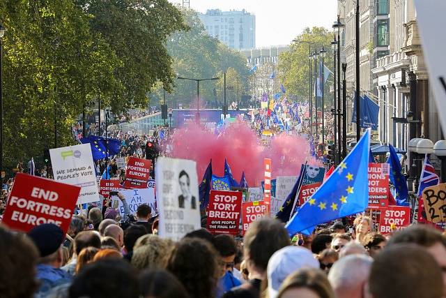 V ulicích Londýna se sešlo více než půl milionu odpůrců brexitu.