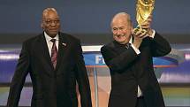 Trofej pro mistry světa přinesli na pódium šéf FIFA Sepp Blatter (vpravo) a úřadující jihoafrický prezident Jacob Zuma.