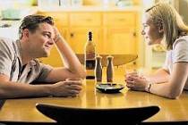 Frank s April (Leonardo DiCaprio a Kate Winsletová) plánují budoucnost. Zatím jako šťastní, výjimeční lidé. Nudné předměstí s nimi ale časem udělá své. 