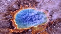 Z bezpečné vzdálenosti si lidé mohou prohlédnout v národním parku Yellowstone opravdu jedinečná místa - například ta, která svědčí o bohaté geotermální aktivitě