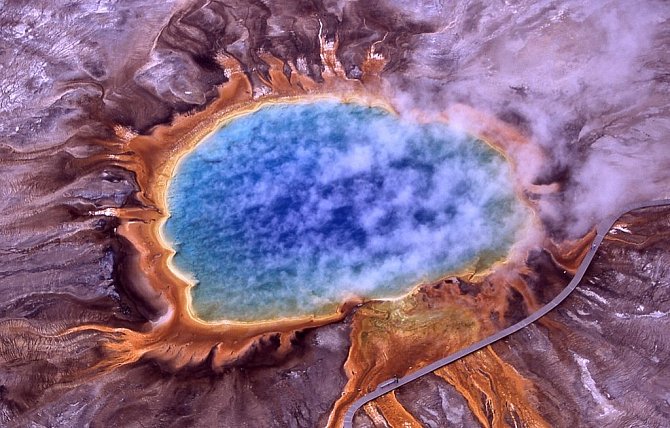 Z bezpečné vzdálenosti si lidé mohou prohlédnout v národním parku Yellowstone opravdu jedinečná místa - například ta, která svědčí o bohaté geotermální aktivitě.