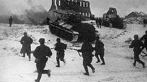 Sovětská pěchota útočí v listopadu 1942 s podporou tanků T-34 u města Kalač, nacházejícího se asi 80 kilometrů západně od Stalingradu na řece Donu