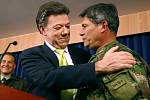 4	Kolumbijský ministr obrany Juan Manuel Santos gratuluje armádnímu veliteli Fredy Leonovi k úspěšnému osvobození rukojmích.