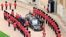 Limuzína přivezla rakev s ostatky královny Alžběty II. na hrad Windsor