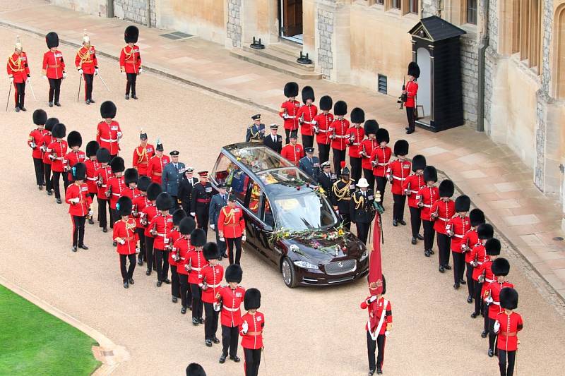 Limuzína přivezla rakev s ostatky královny Alžběty II. na hrad Windsor