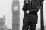  George Lazenby jako James Bond