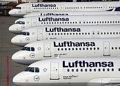 Letadla společnosti Lufthansa na letišti v německém Frankfurtu. Ilustrační snímek