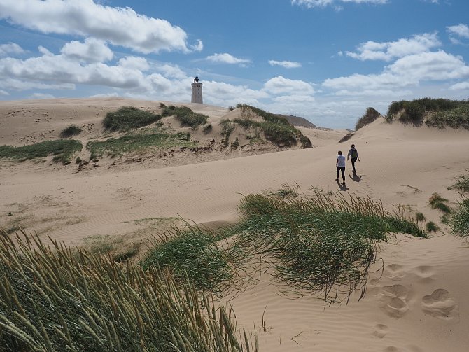 Obří písečná duna Rubjerg Knude vytváří na samotném severu Dánska dojem mnohakilometrové pouště