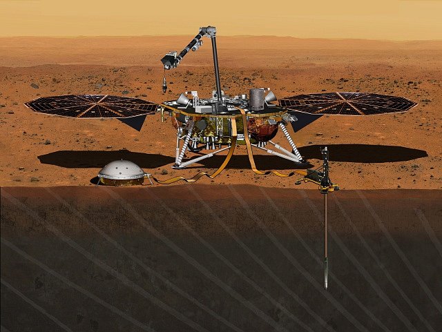 Planetární sonda InSight bude zkoumat povrch Marsu.