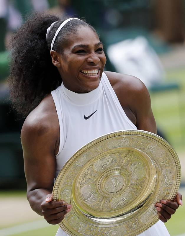 Serena Williamsová v roce 2016 při svém posledním triumfu ve Wimbledonu.