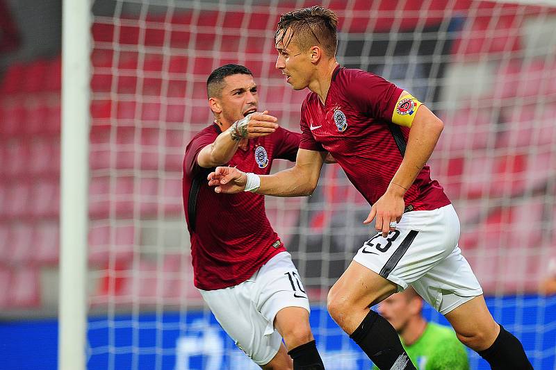 Fotbalové utkání 2. předkola Evropské ligy UEFA mezi celky AC Sparta Praha a FK Spartak Subotica 2. srpna v Praze. Nicolae-Claudiu Stanciu a Josef Šural se radují z branky.