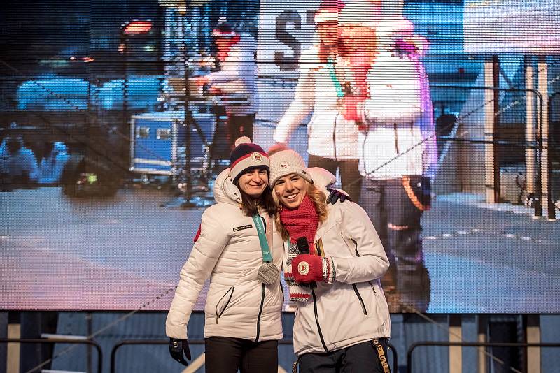 Fanoušci na pražském Staroměstském náměstí přivítali 26. února olympijské medailistky Martinu Sáblíkovou a Ester Ledeckou.