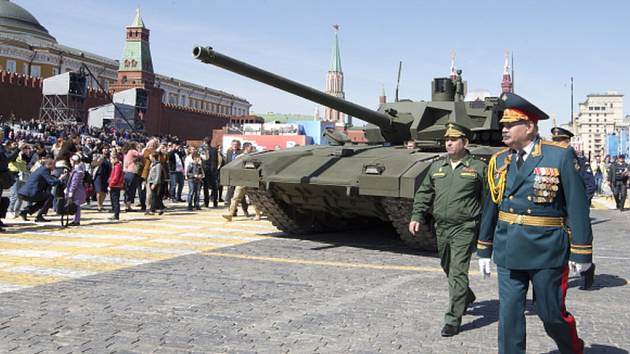 Podle Moskvy tanky T-14 Armata překonají všechny západní zbraně tohoto druhu. Jejich děla jsou ovladatelná na dálku a posádka je mimořádně dobře chráněna. Musí ale spoléhat na složité elektronické a optické systémy. 
