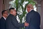Donald Trump a Kim Čong-un na historickém summitu v Singapuru.