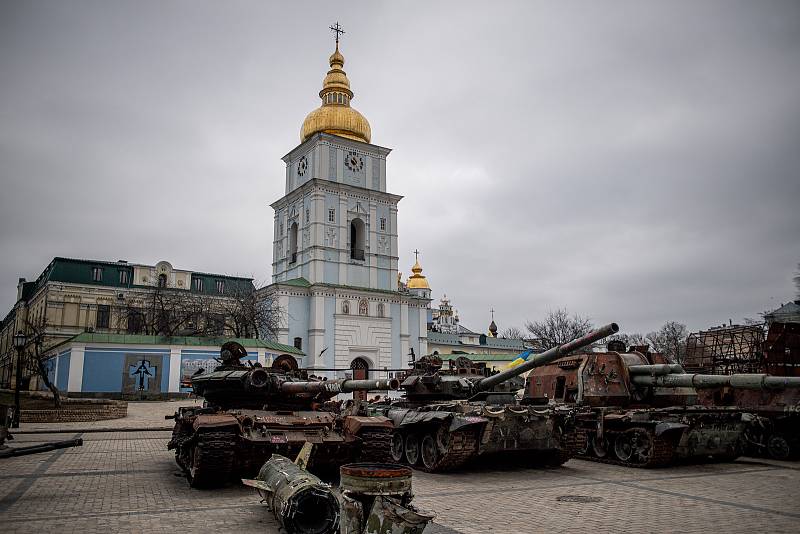 Výstava zničených ruských tanků a obrněných vozidel poblíž chrámu svatého Michala, 24. února 2023, Kyjev, Ukrajina.
