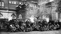 Partyzánský oddíl kulometčíků ve městě Věrchněuralsk v den odjezdu posledního oddílu Československých legií na Rusi