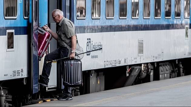 Lidé cestující vlakem či autobusem si za nákup jízdenek téměř určitě v budoucnu připlatí