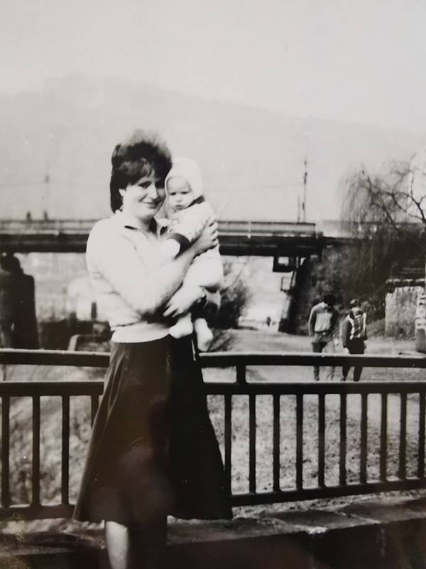 Malá Olga s maminkou v rodném Děčíně.