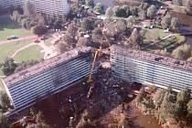 Následky letecké katastrofy ze 4. října 1992. Padající letoun Boeing 747 narazil přímo do obytného bloku