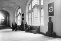 Hlavní sál úřadu německé tajné státní policie (gestapa) v Berlíně v roce 1934. Dvoranu zdobí busty Adolfa Hitlera, jenž se stal o rok dříve německým kancléřem