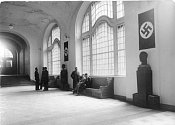 Hlavní sál úřadu německé tajné státní policie (gestapa) v Berlíně v roce 1934. Dvoranu zdobí busty Adolfa Hitlera, jenž se stal o rok dříve německým kancléřem