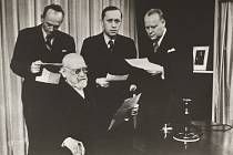 Vánoční poselství roku 1937, adresované Rabíndranátu Thákurovi a Albertu Einsteinovi.  Zleva Otakar Matoušek, Karel Čapek, Vincenc Lesn, sedící František Křižík
