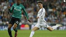 Cristiano Ronaldo z Realu Madrid (vpravo) pálí proti Schalke.