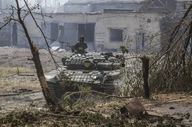 Ukrajinský tank během bojů o Severodoněck s ruskými silami, 8. června 2022.