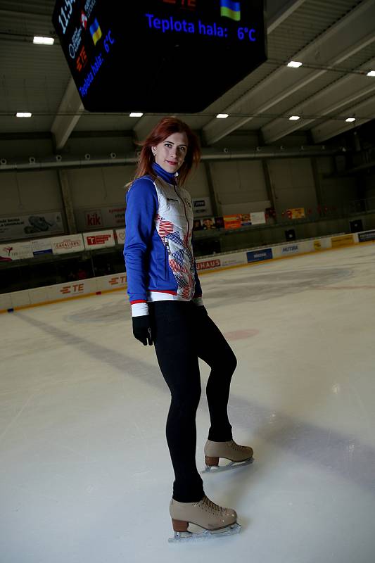 Krasobruslařka Eliška Březinová trénuje na zimním stadionu v Kuřimi.