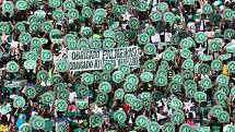 EMOCE V CHAPECÓ. Chapecoense začíná nová éra. Před charitativním zápasem s Palmeiras se vzpomínalo na oběti letecké katastrofy z 29. listopadu. Přišly i manželky 19 mrtvých fotbalistů i hráči, kteří přežili.