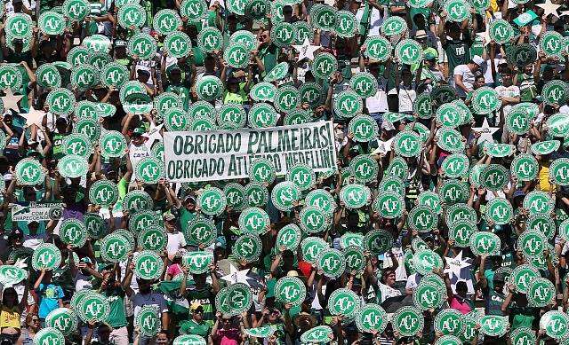 EMOCE V CHAPECÓ. Chapecoense začíná nová éra. Před charitativním zápasem s Palmeiras se vzpomínalo na oběti letecké katastrofy z 29. listopadu. Přišly i manželky 19 mrtvých fotbalistů i hráči, kteří přežili.