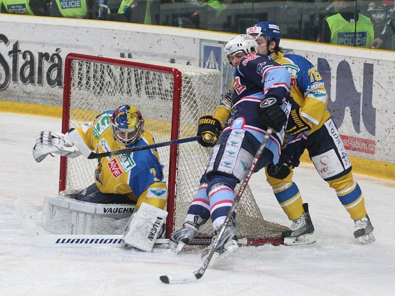 Hokejisté Ústí (ve žlutém) ve finále první ligy proti Chomutovu.