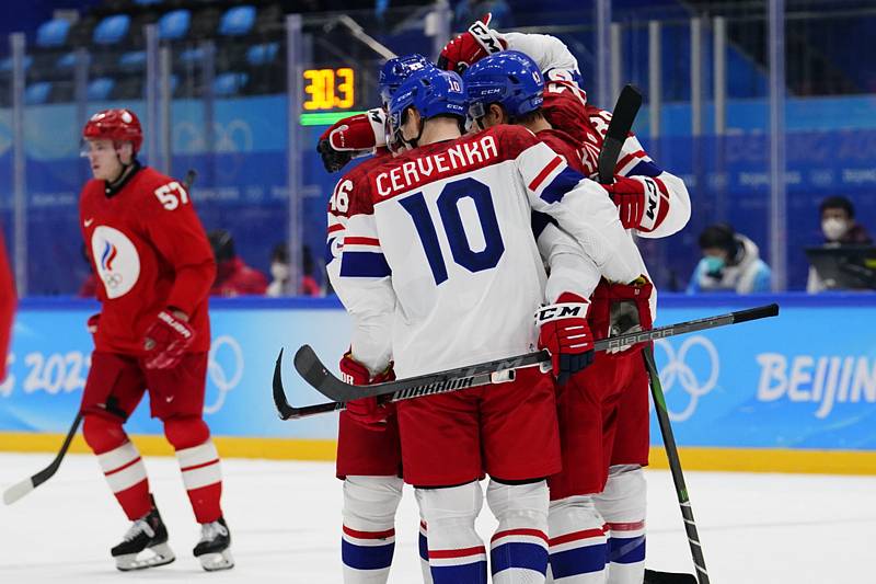 Čeští hokejisté se radují z vítězství nad Ruskem.