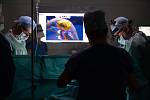 Použití virtuální a rozšířené reality před operací a během operace na sále v pražském Institutu klinické a experimentální medicíny (IKEM).