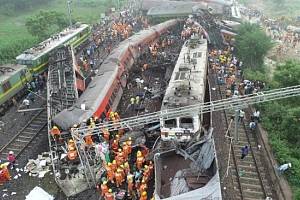 U železniční stanice ve vesnici Bahanaga na východě Indie vykolejil osobní expres a narazil do jiného vlaku