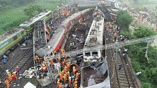 U železniční stanice ve vesnici Bahanaga na východě Indie vykolejil osobní expres a narazil do jiného vlaku