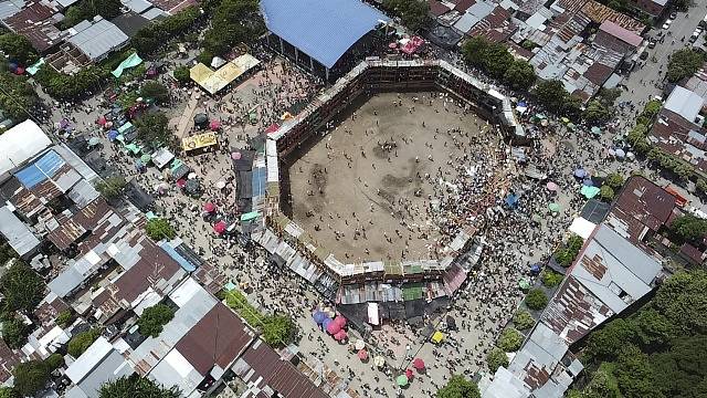 Při býčích zápasech v kolumbijském městě El Espinal se zřítila tribuna. Na místě zůstali mrtví lidé a stovky zraněných.