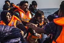 Dobrovolníci, kteří na Balkáně a na řeckých ostrovech pomáhají zvládnout migrační krizi, se potýkají s nedostatkem peněz a malou podporou Evropské unie. 