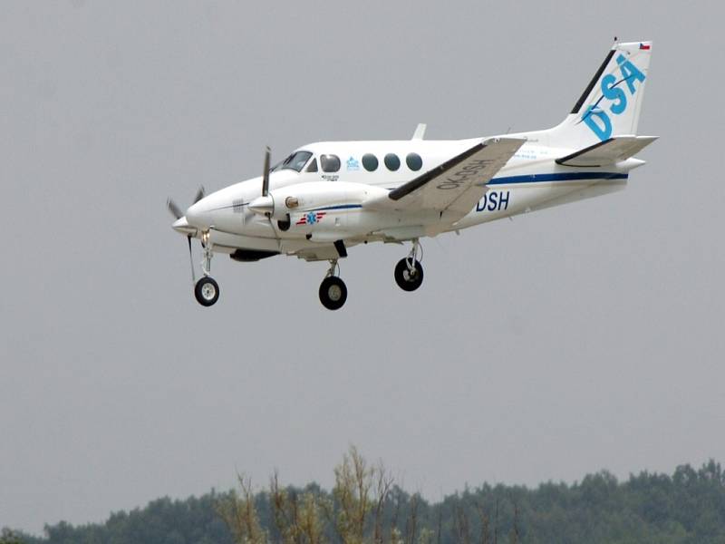 Letadlo Beechcraft King Air C90 nad hradeckýmk letištěm. Stejný typ letadla se zřítil v blízkosti kyjevského letiště. 