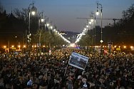 Desetitisíce lidí vyšly v Budapešti do ulic kvůli udělení prezidentské milosti muži, který kryl případ roky trvajícího sexuálního zneužívání dětí.