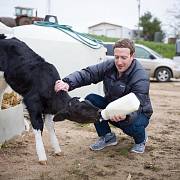 Mark Zuckerberg se prezentuje jako filantrop a ochránce práv zvířat a lidí