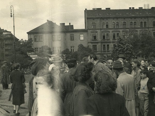 Plzeňáci se začali srocovat na náměstích, zejména na centrálním náměstí Republiky, ale i na menším náměstí Míru.
