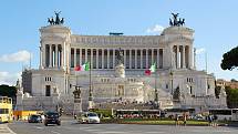 Nespočet památek, krásné uličky a vynikající gastronomie. Toto trio dělá z Říma jednu z top destinací pro rok 2022. Na snímku památník Victora Emmanuela II. - Římané tuto stavbu příliš nemilují, z její střechy je ale krásný výhled na město.