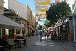 V kyperském hlavním městě Nikósie, respektive Lefkósie, které je rozděleno na tureckou a řeckou část, se mísí vlivy evropské a islámské. Jde o moderní město s množstvím historických památek.